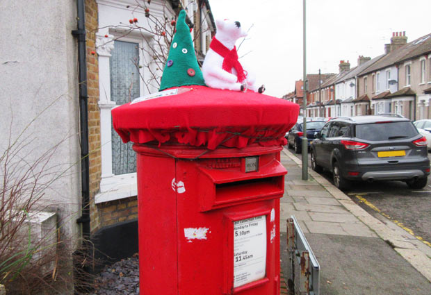 Post box in Stapylton Road